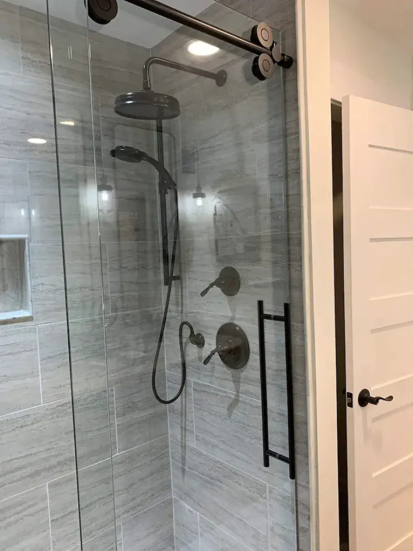 Five-star Historic Boyd Harvey Carriage House 2 Bedroom Home by RedAwning