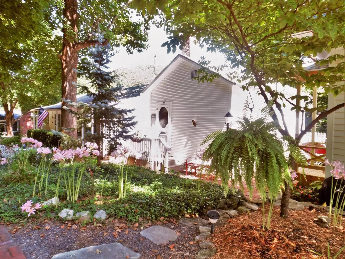 Maple Leaf Cottage Inn