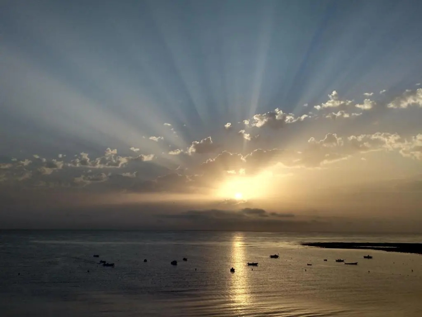 Ocean Front Apartment (WiFi)