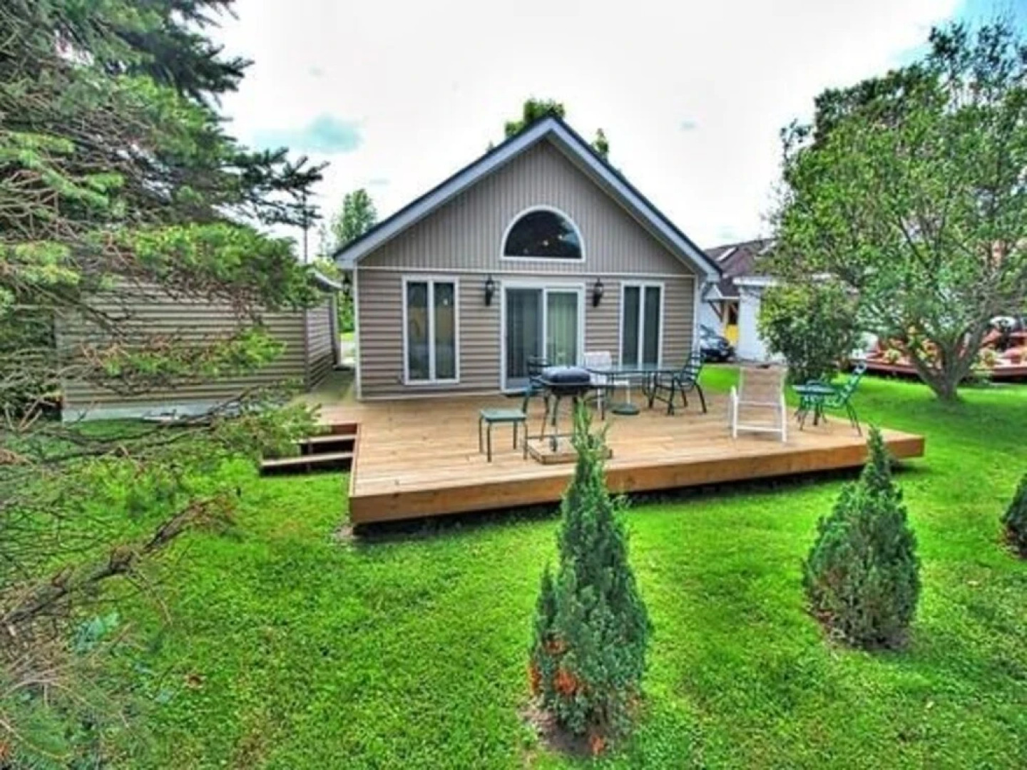 1 Maple Avenue 2 Bedroom Home by Redawning