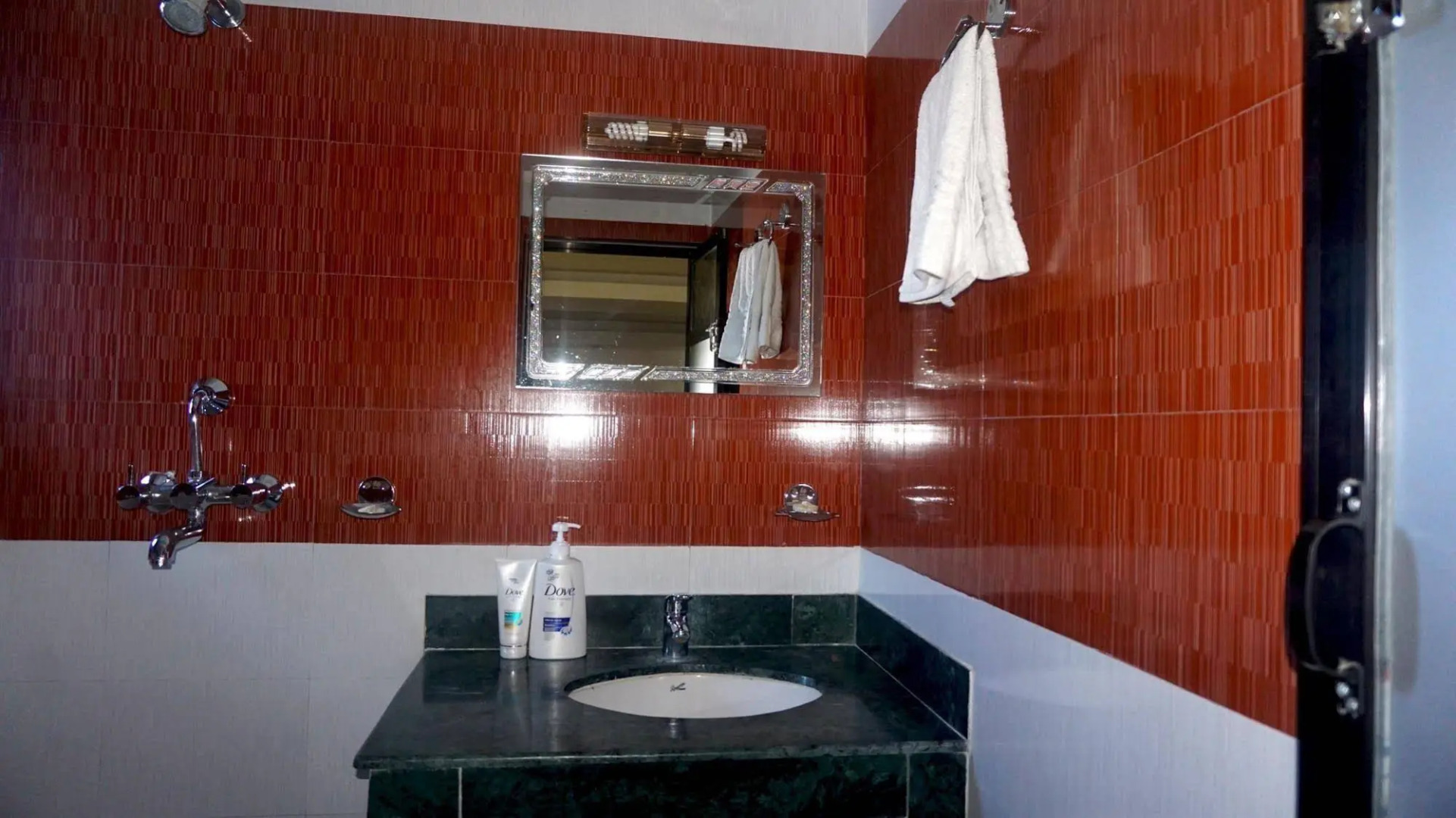 Hotel Middle Path and Spa