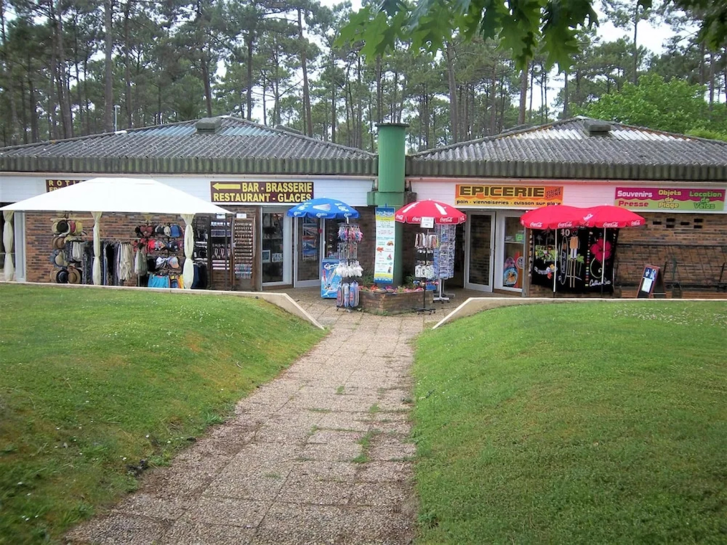 Bungalow With 2 Bedrooms in Saint-julien-en-born, With Pool Access and