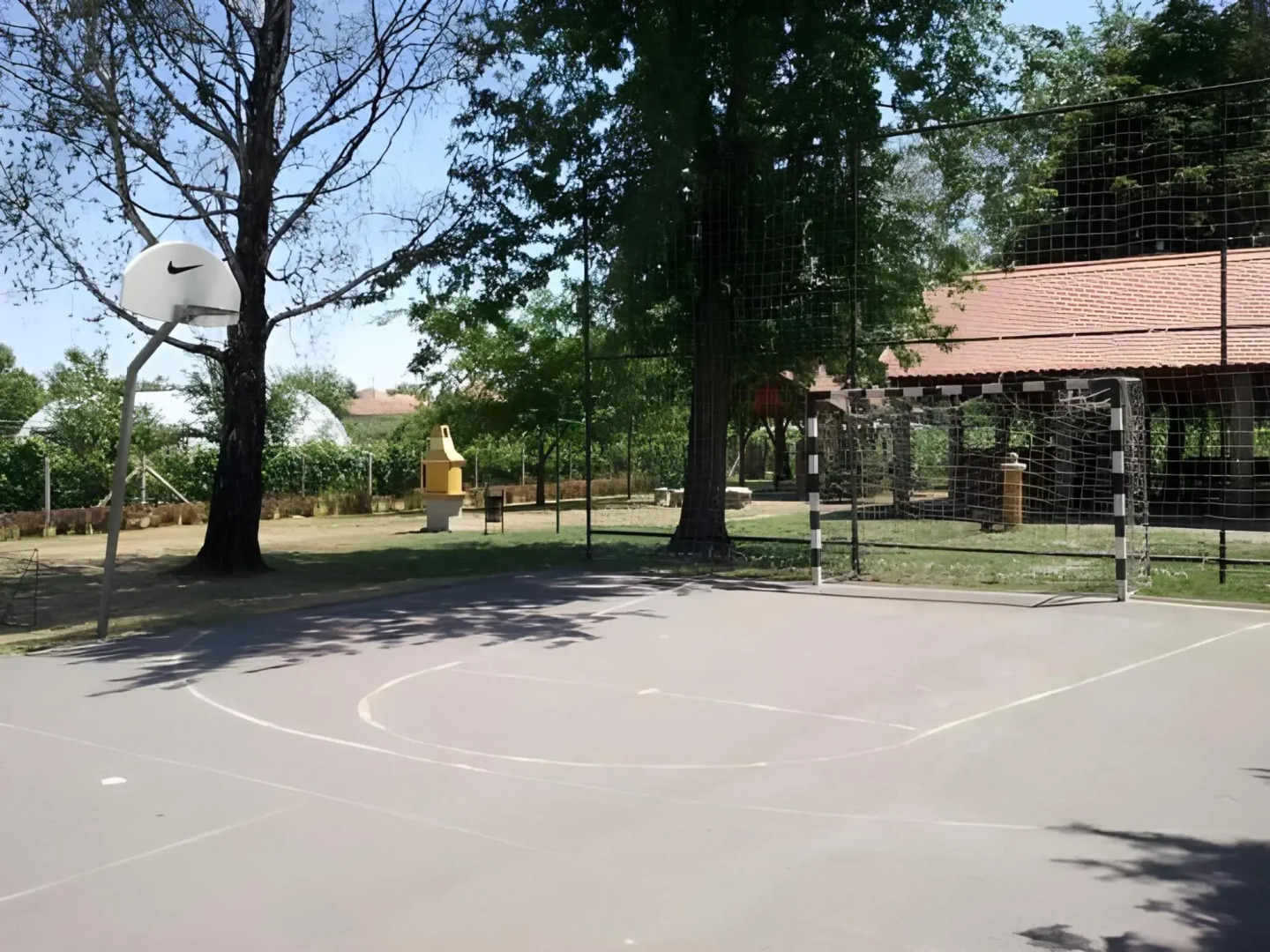 Vadgesztenye Youth Hostel