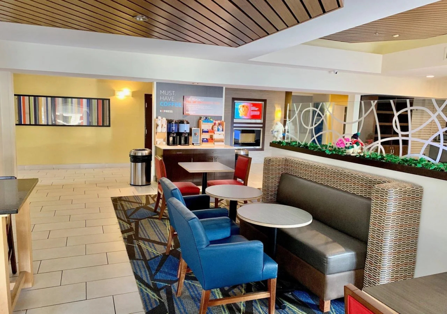 Holiday Inn Express & Suites Chicago-Libertyville by IHG