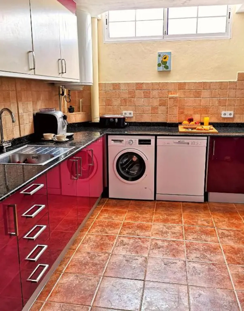 Villa with serene mountain views. Spacious garden with 10x5m pool.