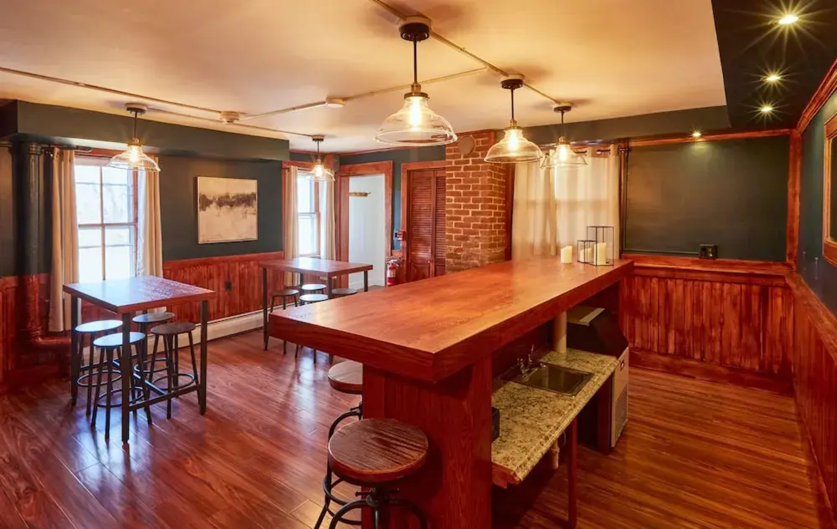 Home Near Hiking Biking w Hottub 6 Bedrooms