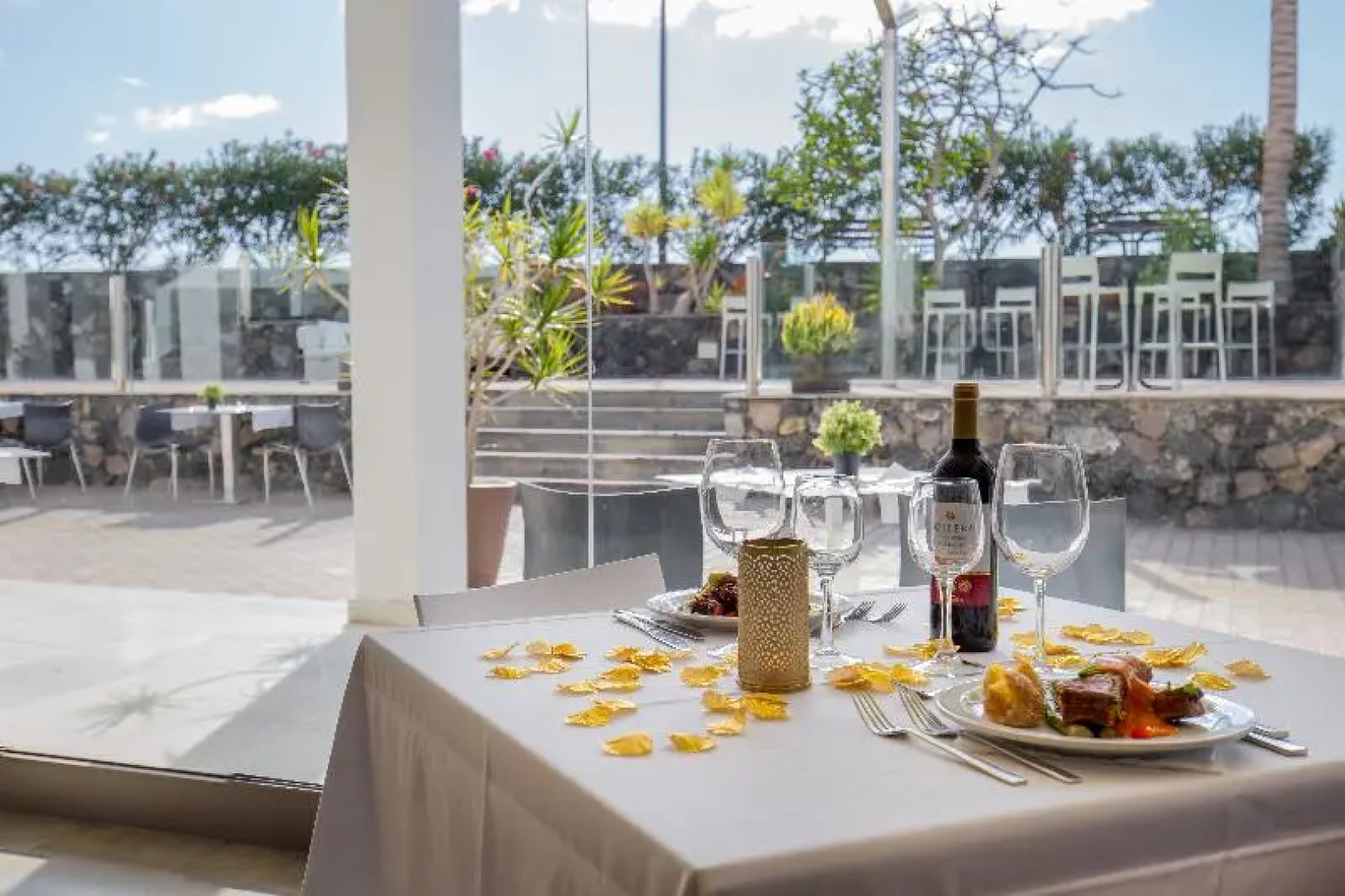 R2 Romantic Fantasia Dreams & Suites Hotel