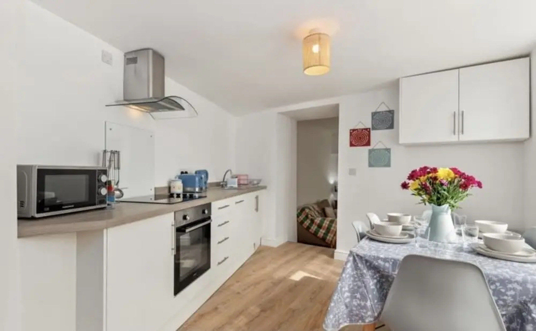 Stunning Renovated & Spacious 2 BR - 100m to Beach