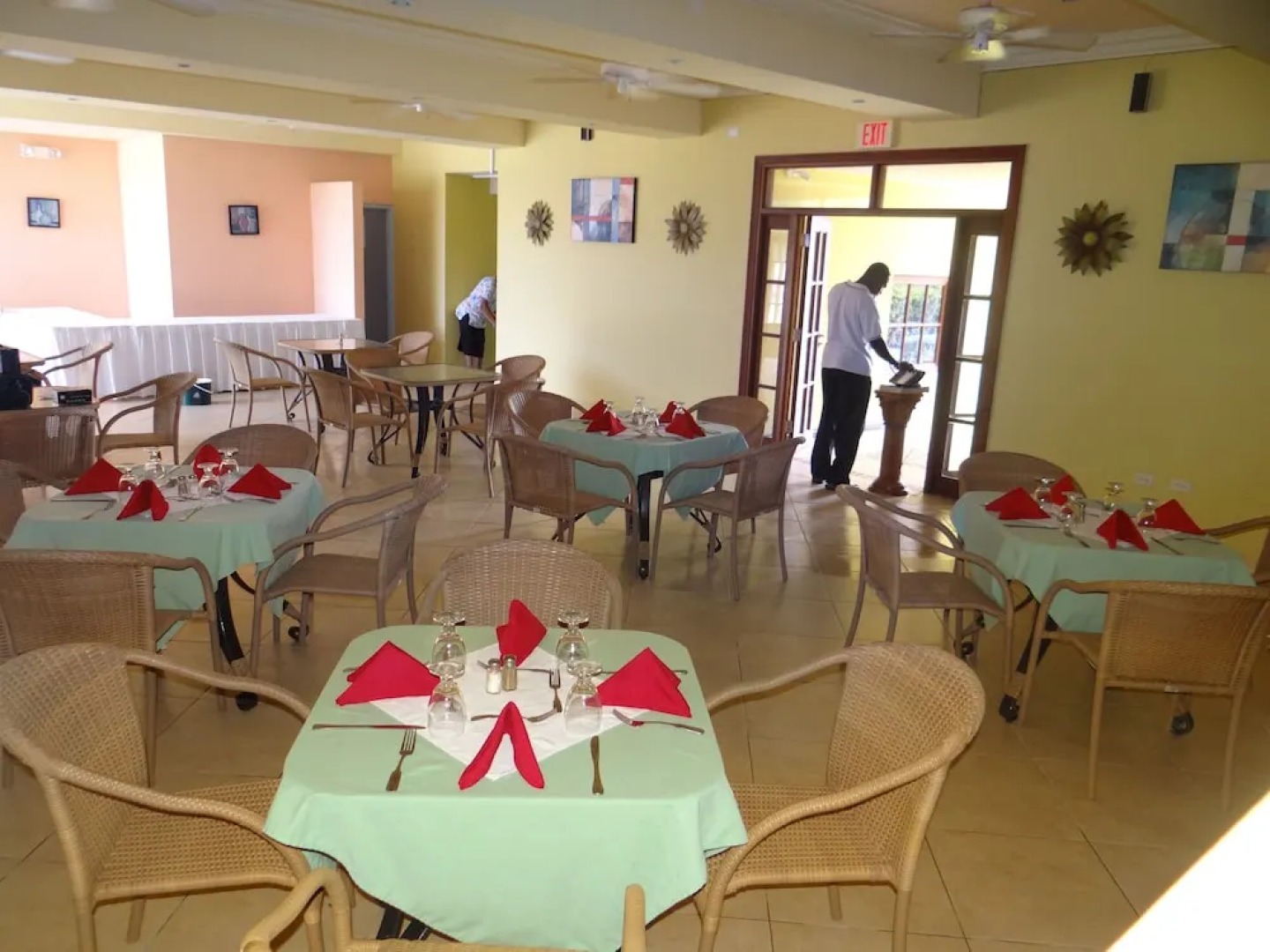 Tropical Winds Apartment Hotel