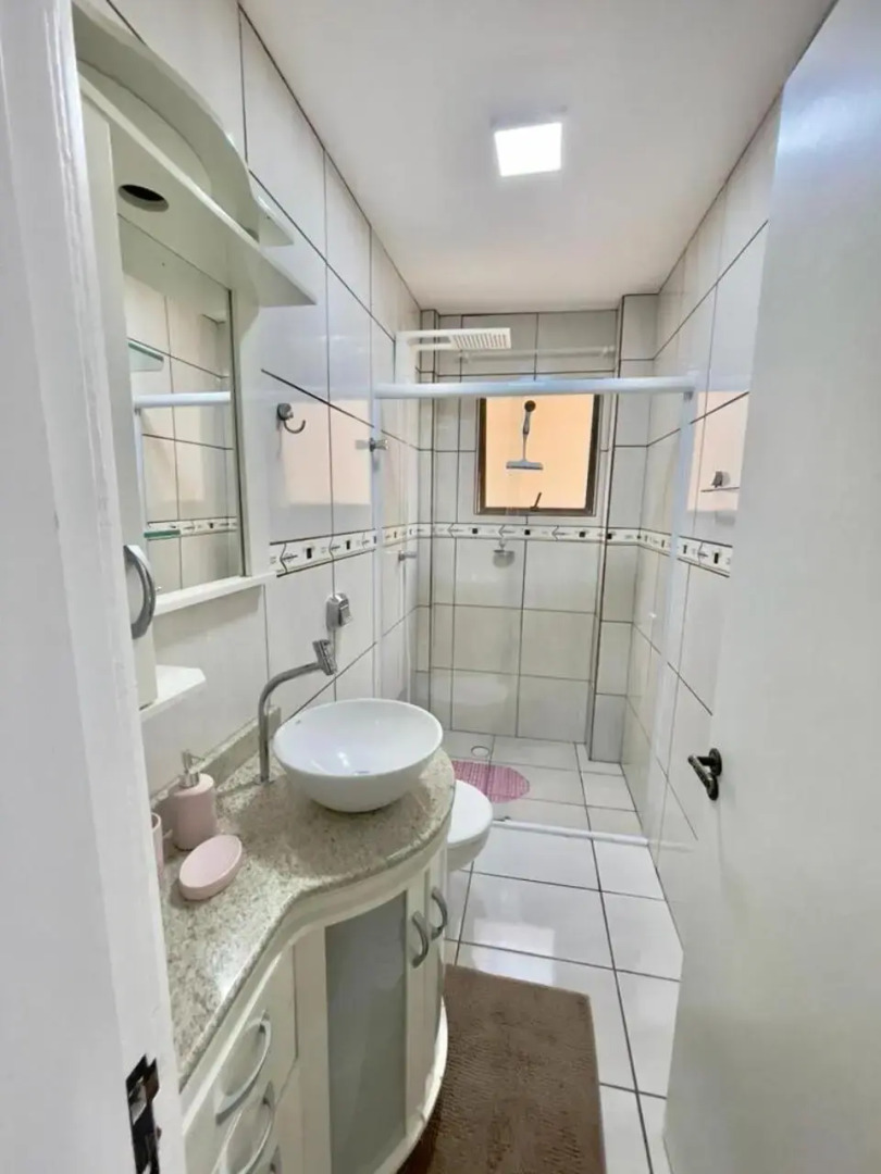 Apto amplo no coração da meia praia a 130m do mar