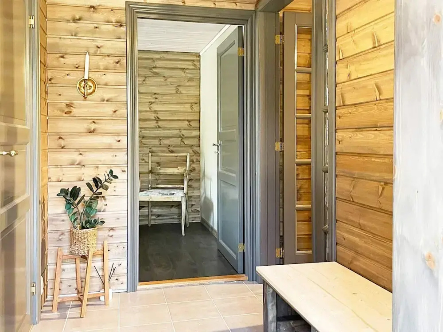 Charming Lakeside Cottage Getaway