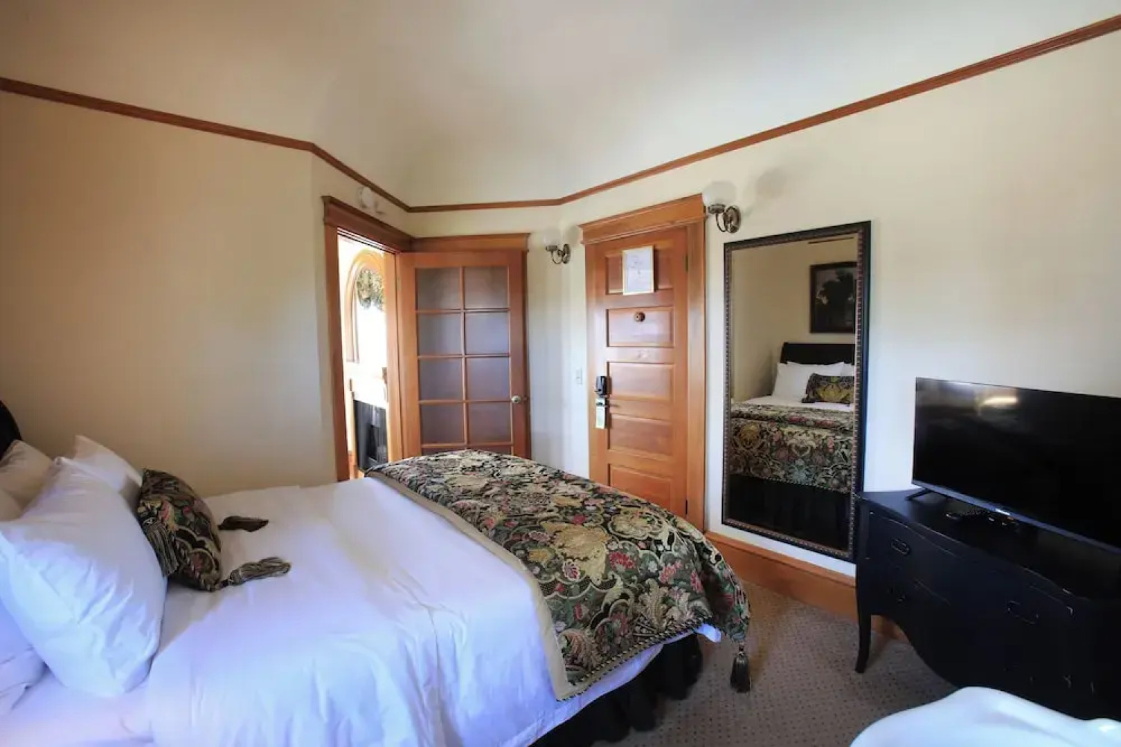 The Charles Pacific Grove - Artfully Designed Inclusive Inn