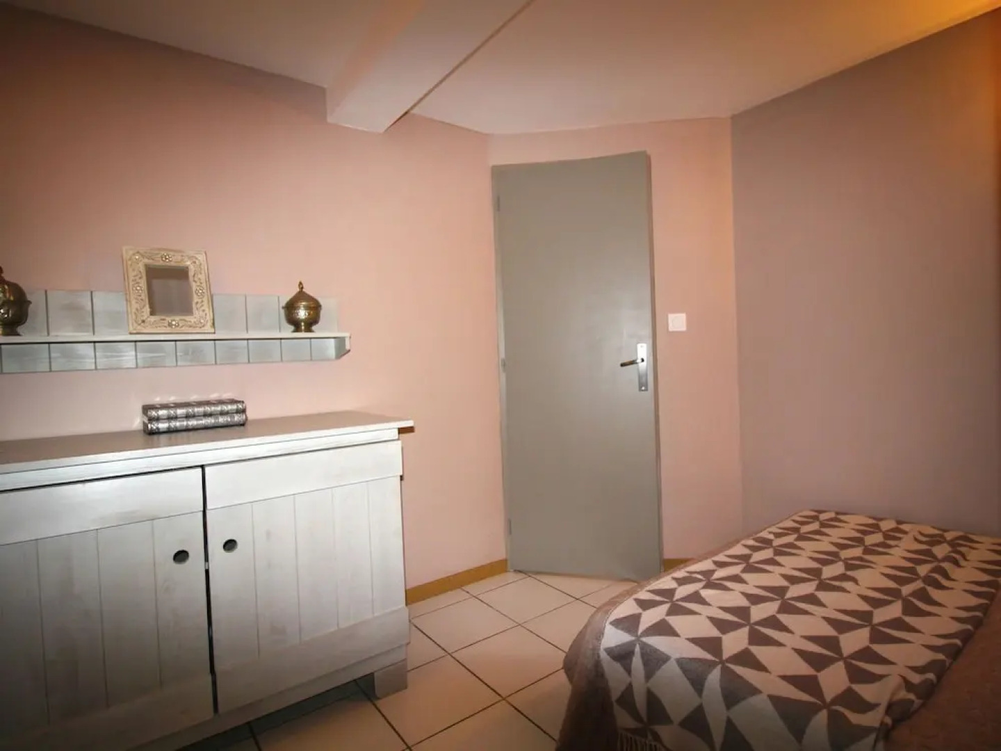 2 Tastefully Furnished Gites With Private Pool, 1km From Faucon