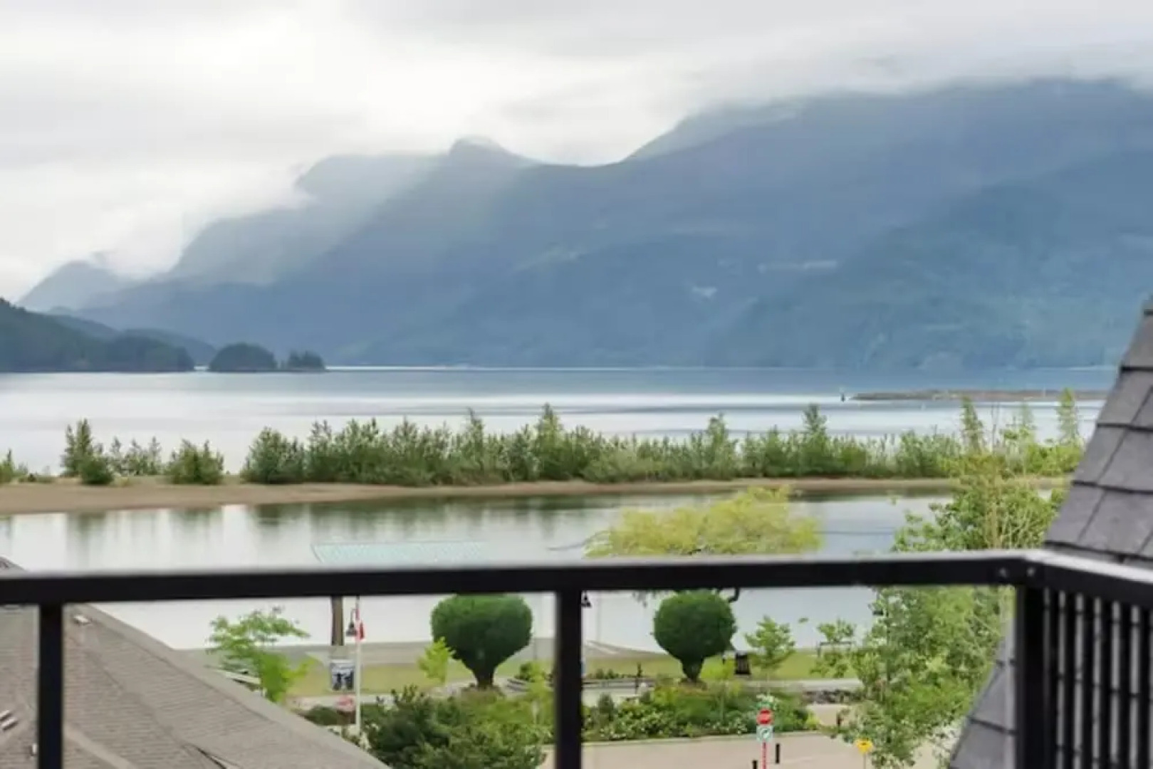 Modern 4BR Penthouse With Lake Views