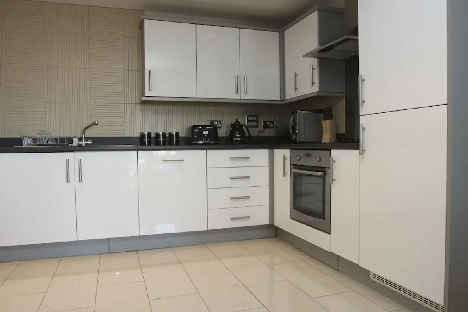 2 Bed Modern Apartment-Wilmington Close
