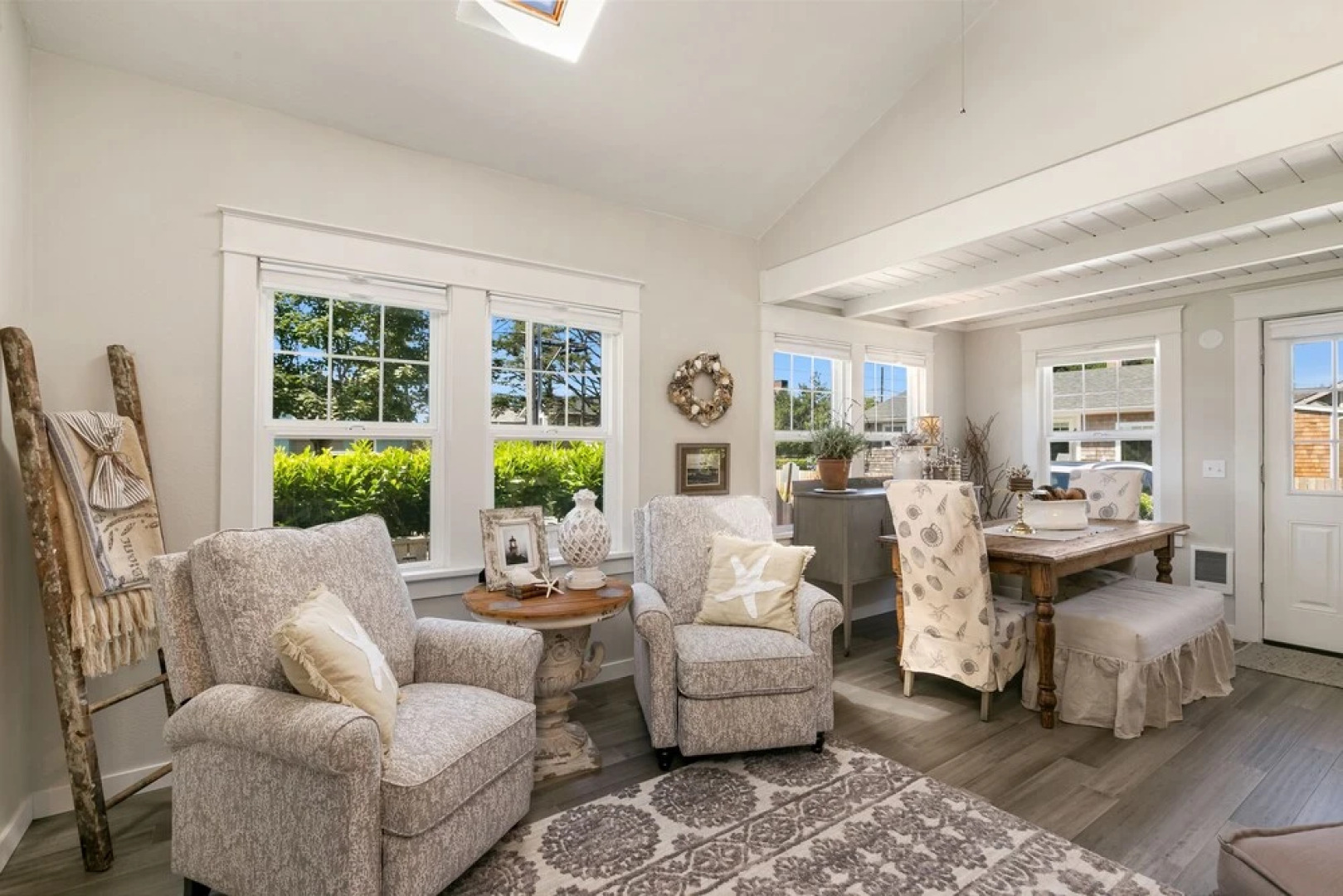 Red Door Cottage by Avantstay Cute Cottage w/ Ocean Views 1 Block From Beach!