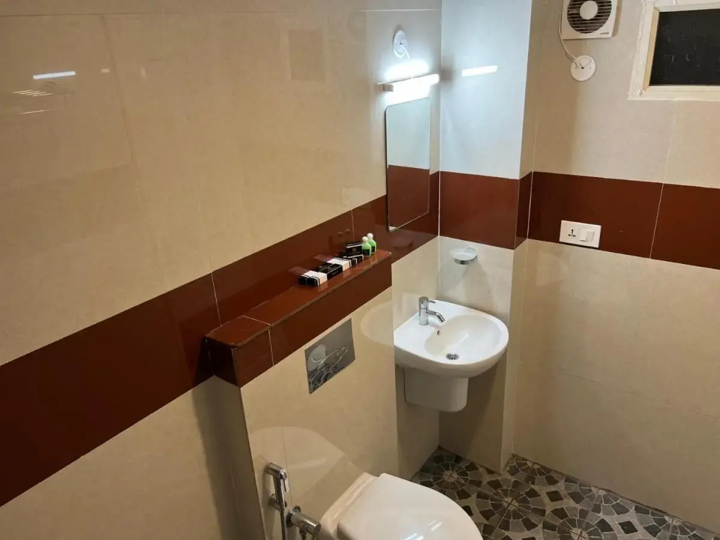 Airport Avenue Plaza