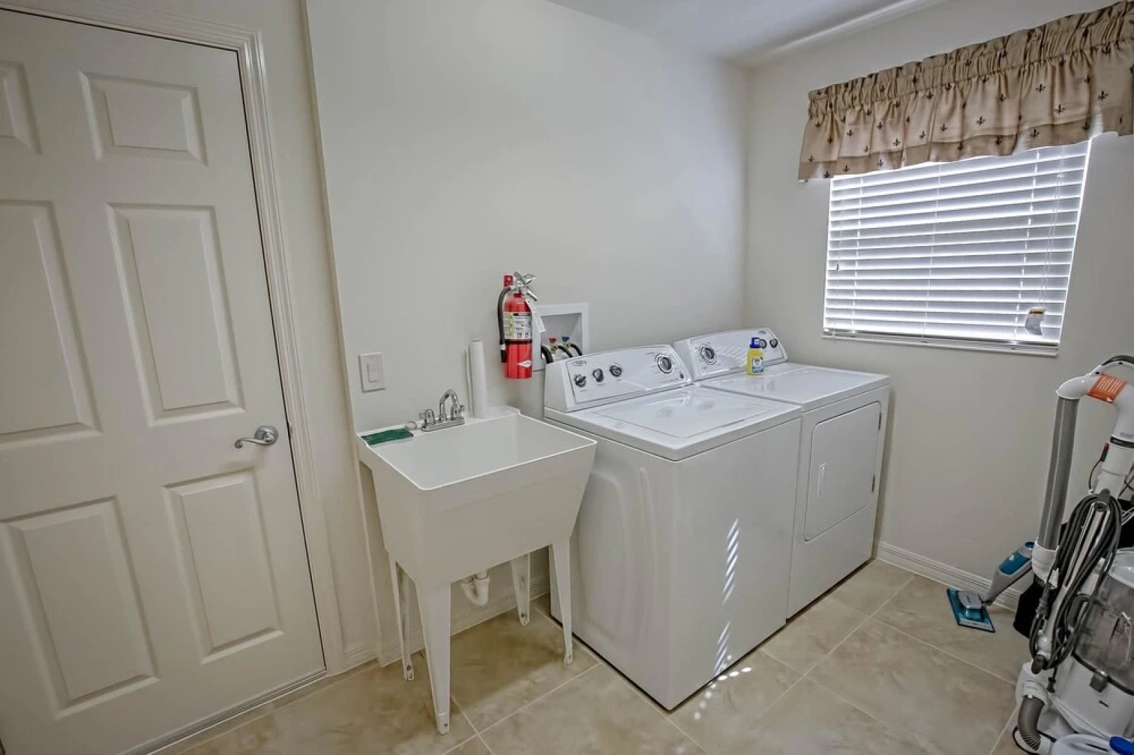 Ida Court Home 3 Bedroom by The VIR Group