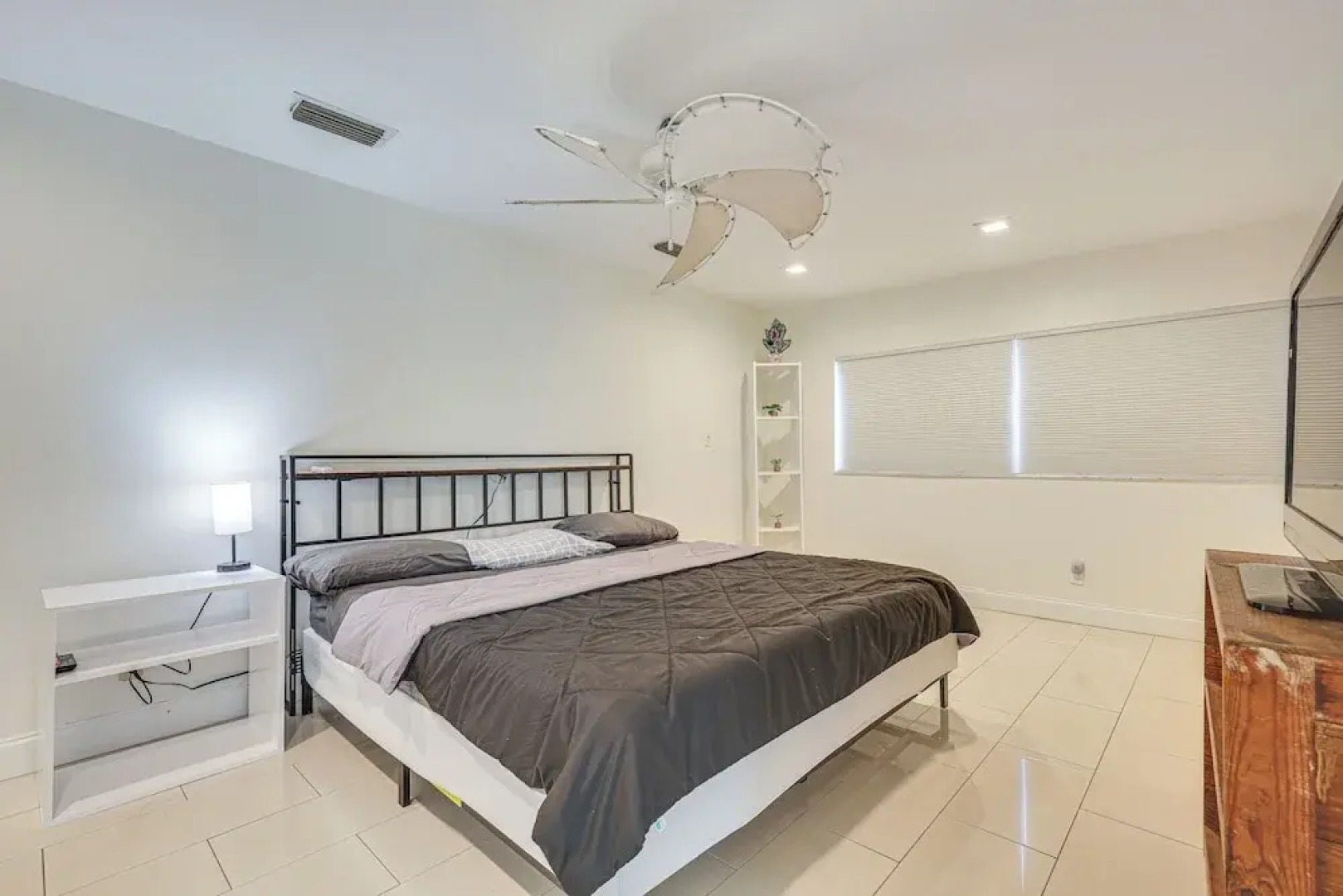 Hot Tub Haven: 4 Mi to Hard Rock Stadium!