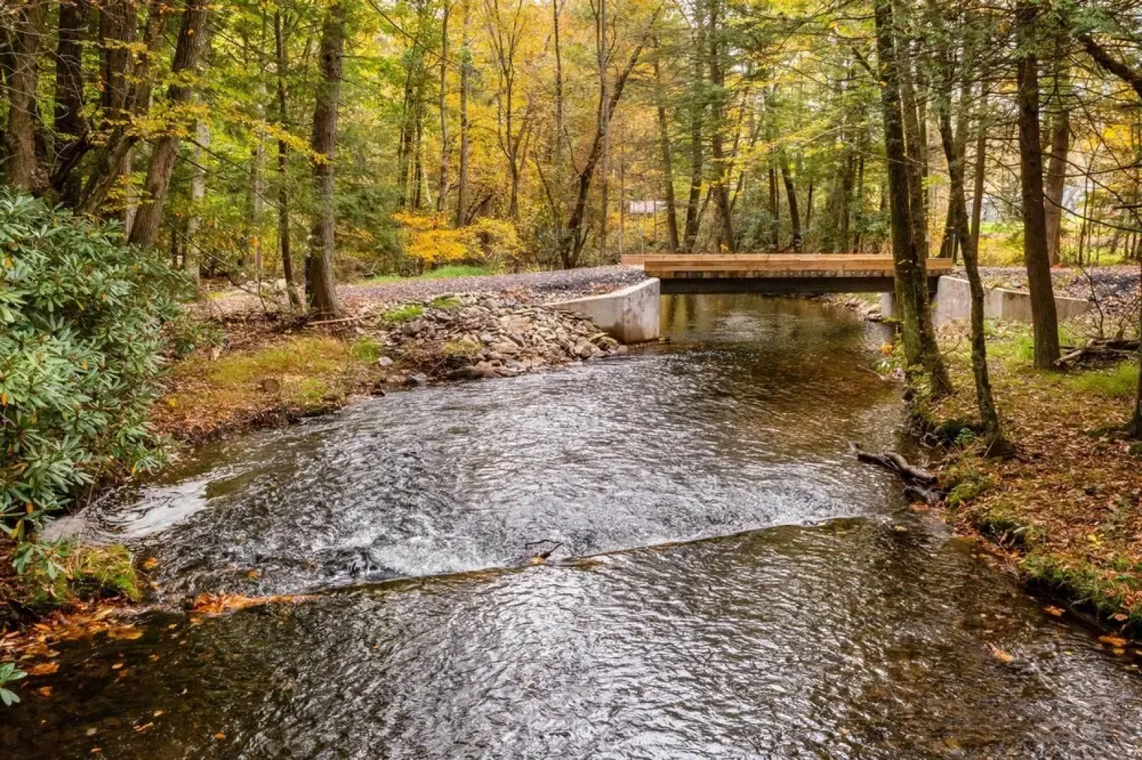 16 Mi to Ski Slopes! Creekside Poconos Cottage