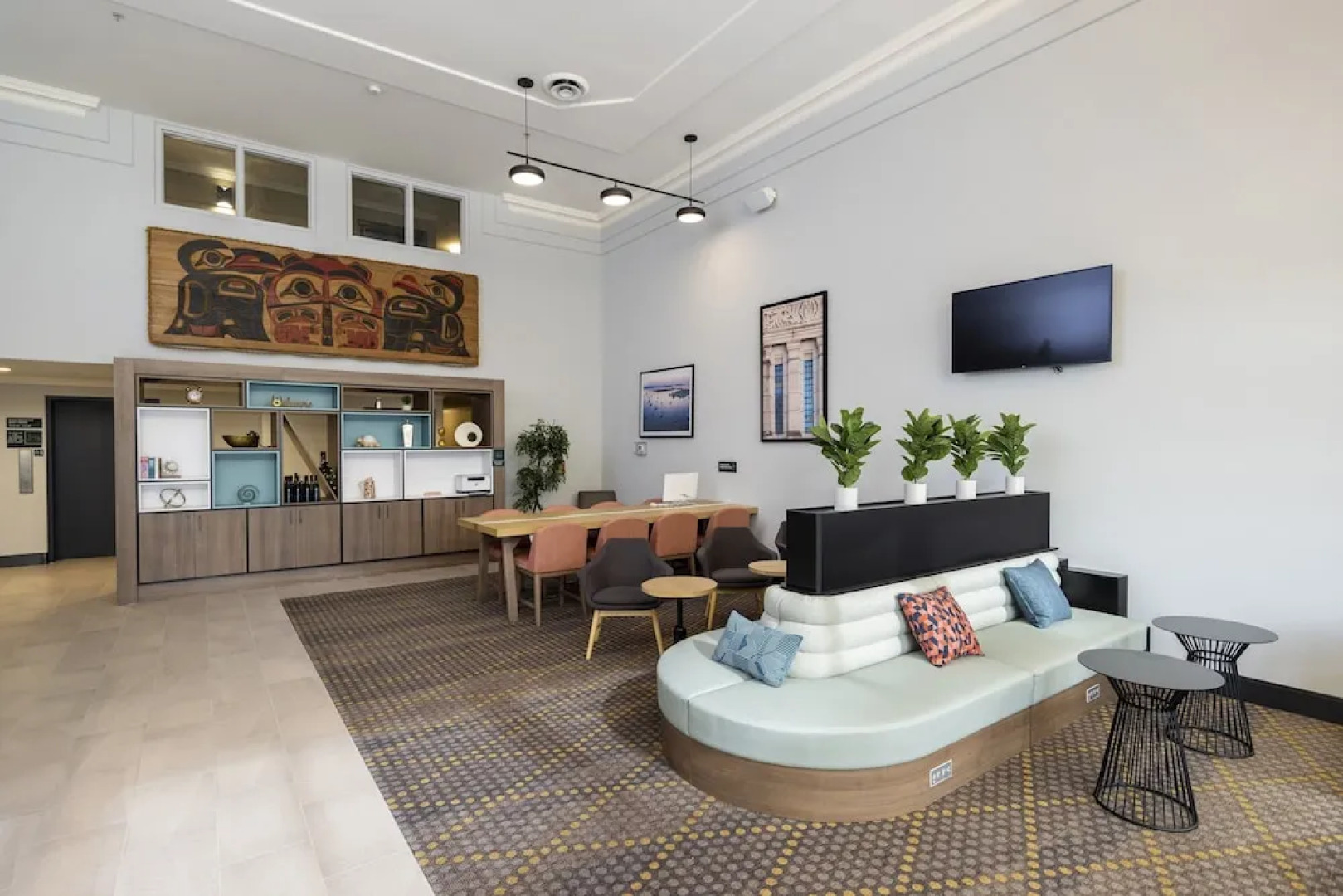 Elk Lake Inn & Suites Victoria