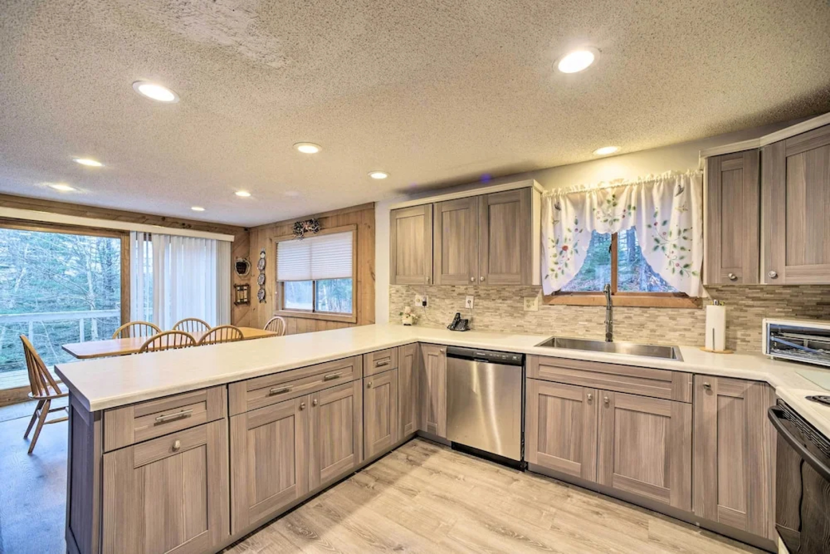 Cozy Mountain Retreat w/ Deck ~ 3 Mi to Mount Snow