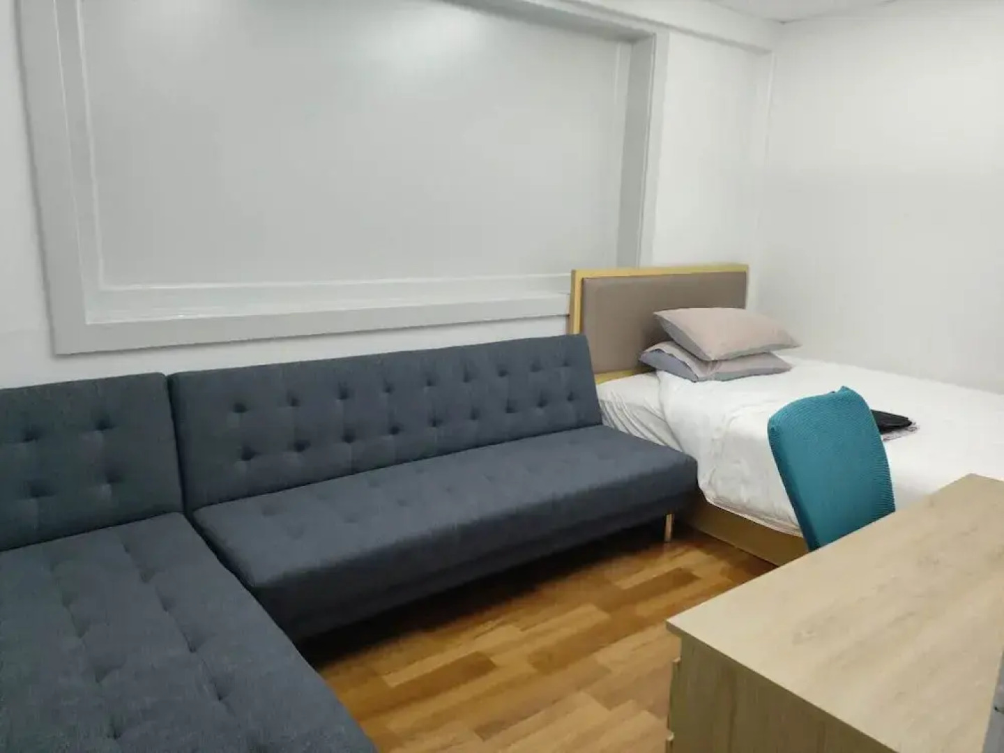 1 Double 2 single 2 Sofa Beds Suite 4