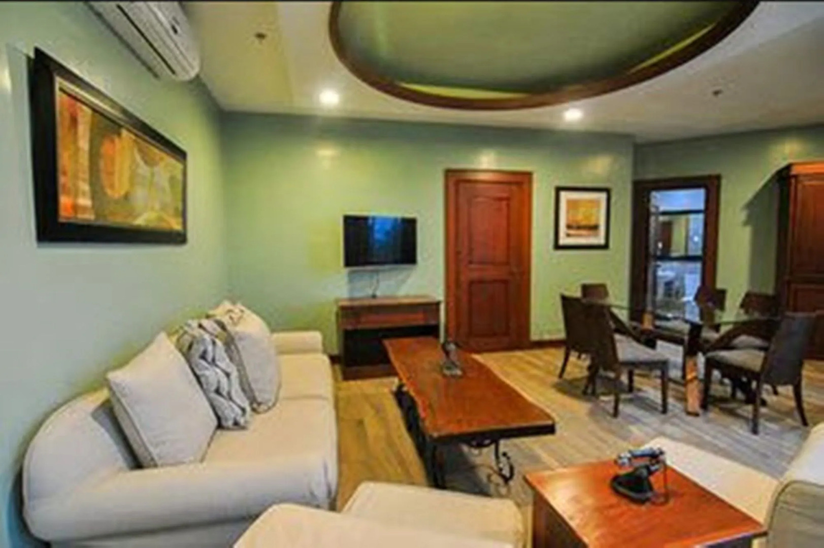 Paragon Hotel and Suites