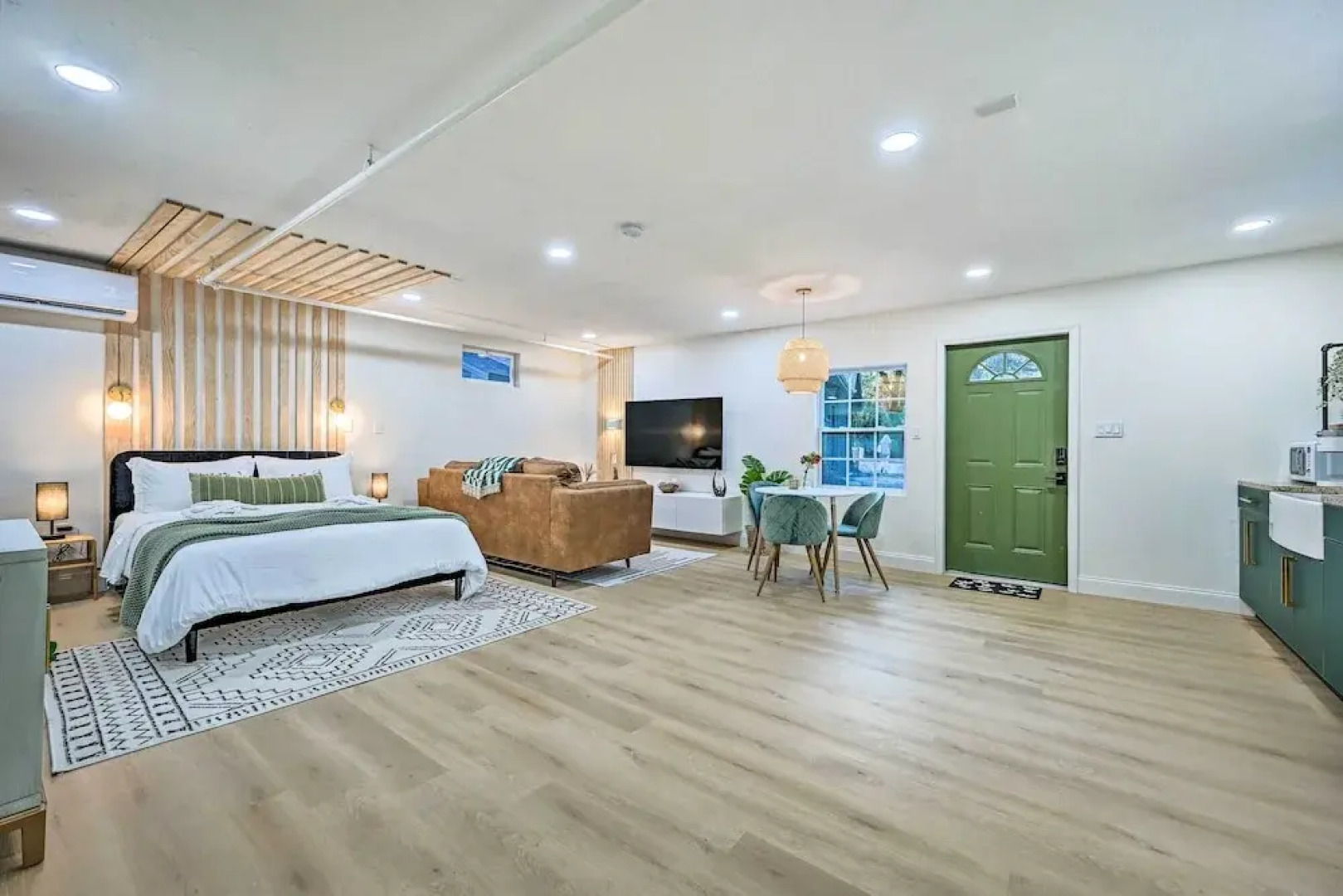 Luxe Brandon Oasis w/ Private Pool & Hot Tub!