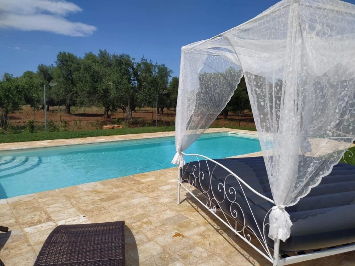 Antico trullo ristrutturato con piscina e giardino