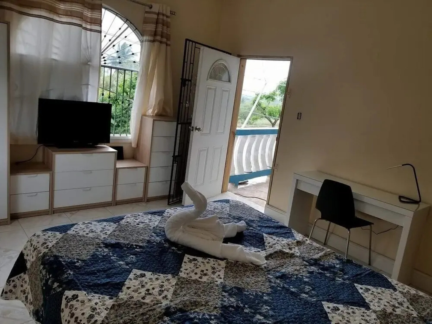 Arms Of Charms Guesthouse