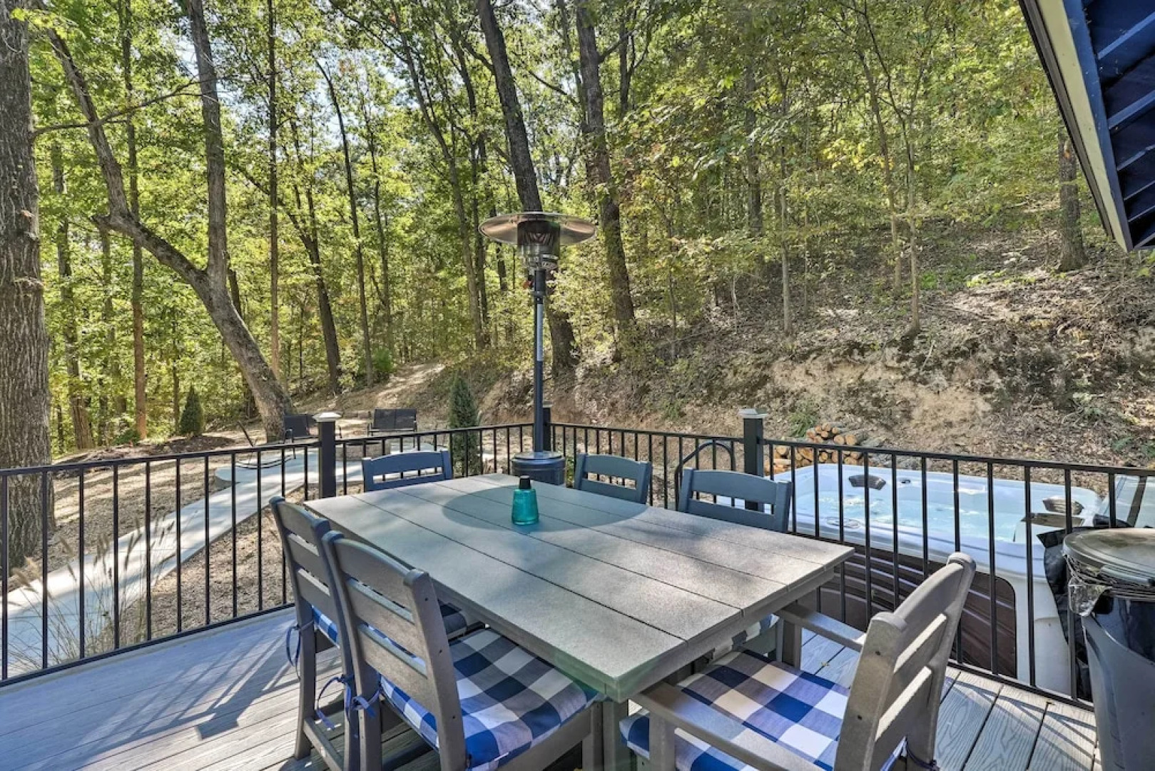 Secluded Table Rock Lake/branson Cabin w/ Hot Tub!