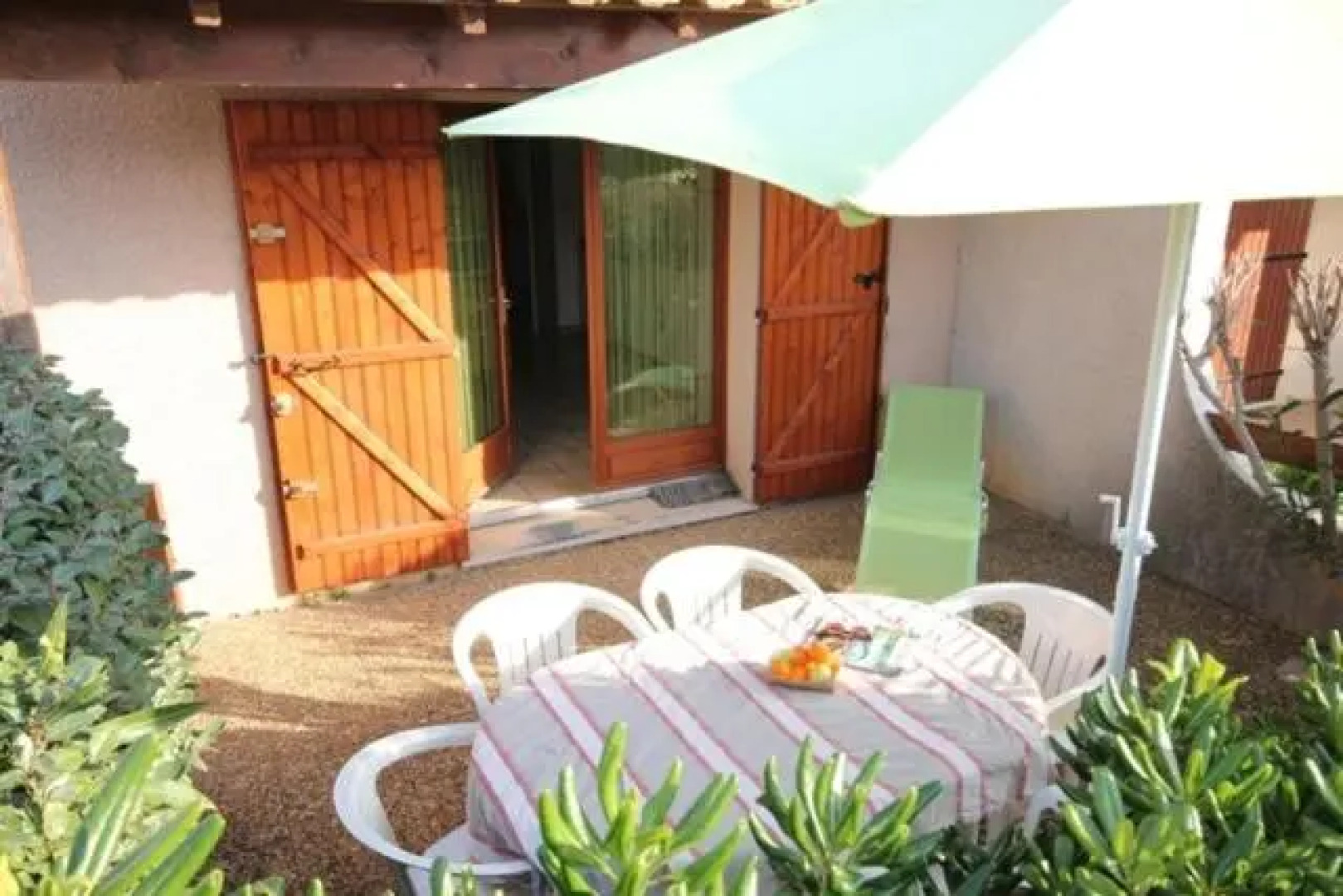 Belle villa 5 couchages terrasse parking dans résidence sécurisée piscine commune 400m de la mer LRJP16