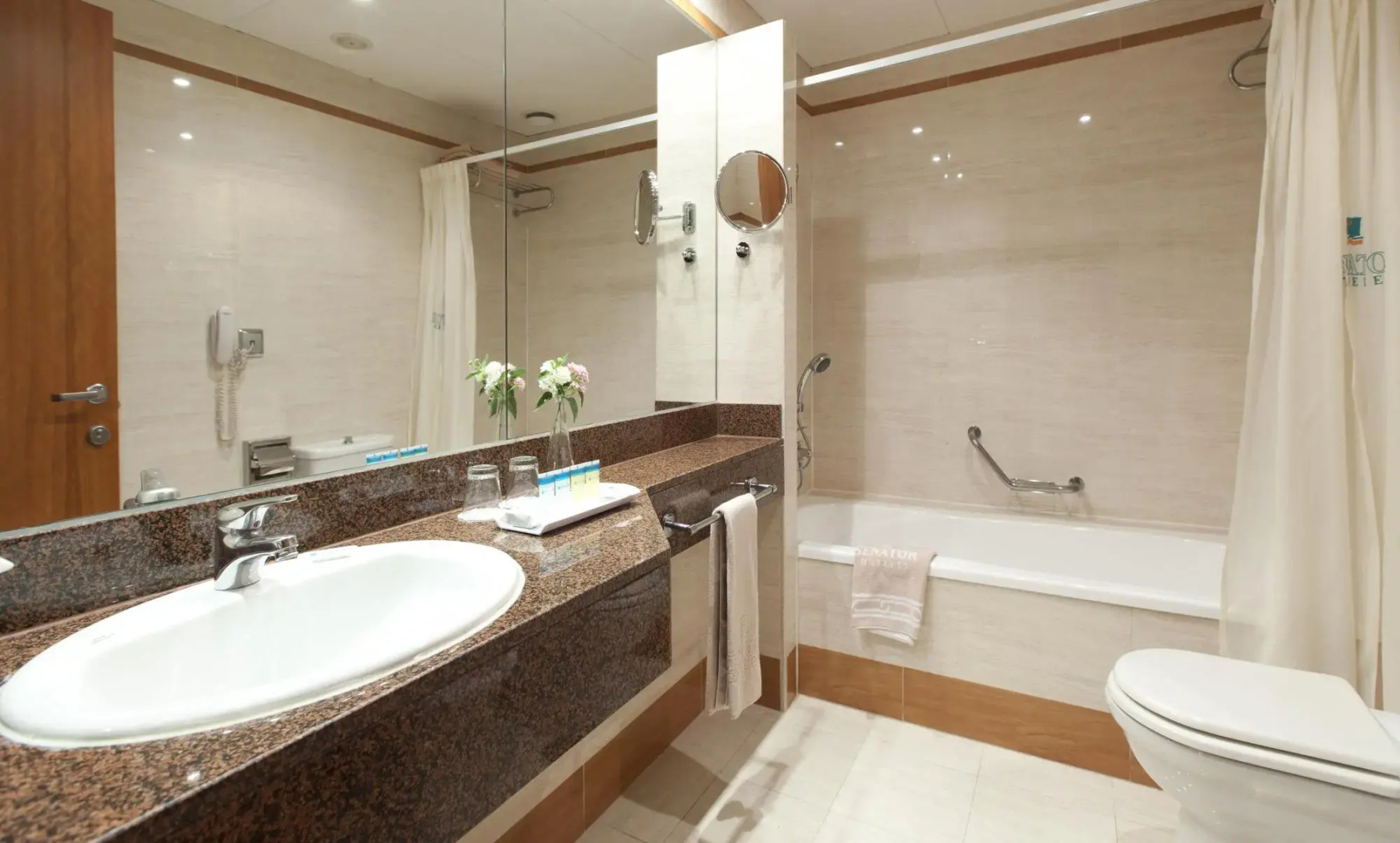 Отель Ilunion Les Corts Spa