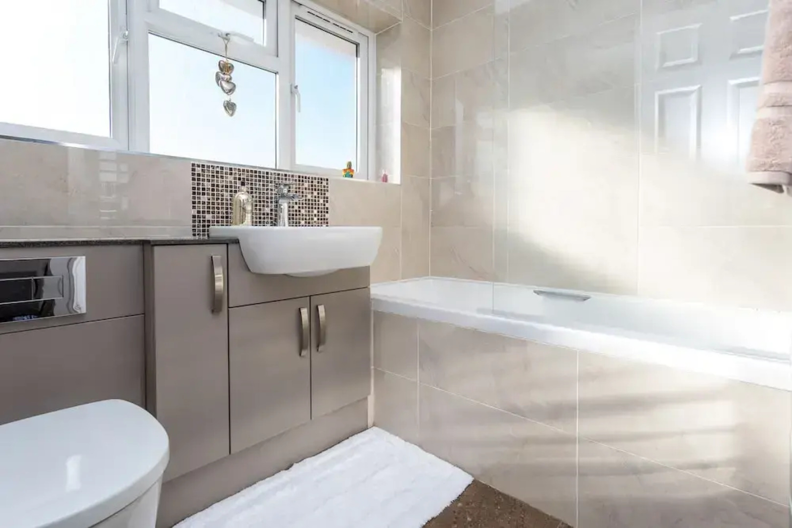 Fabulous 3-bed House, Close to Station