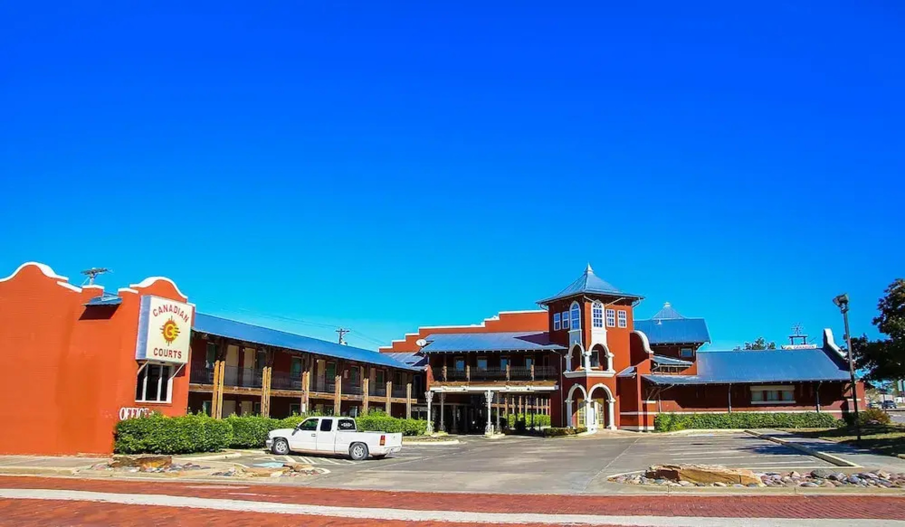 Canadian Courts Motel