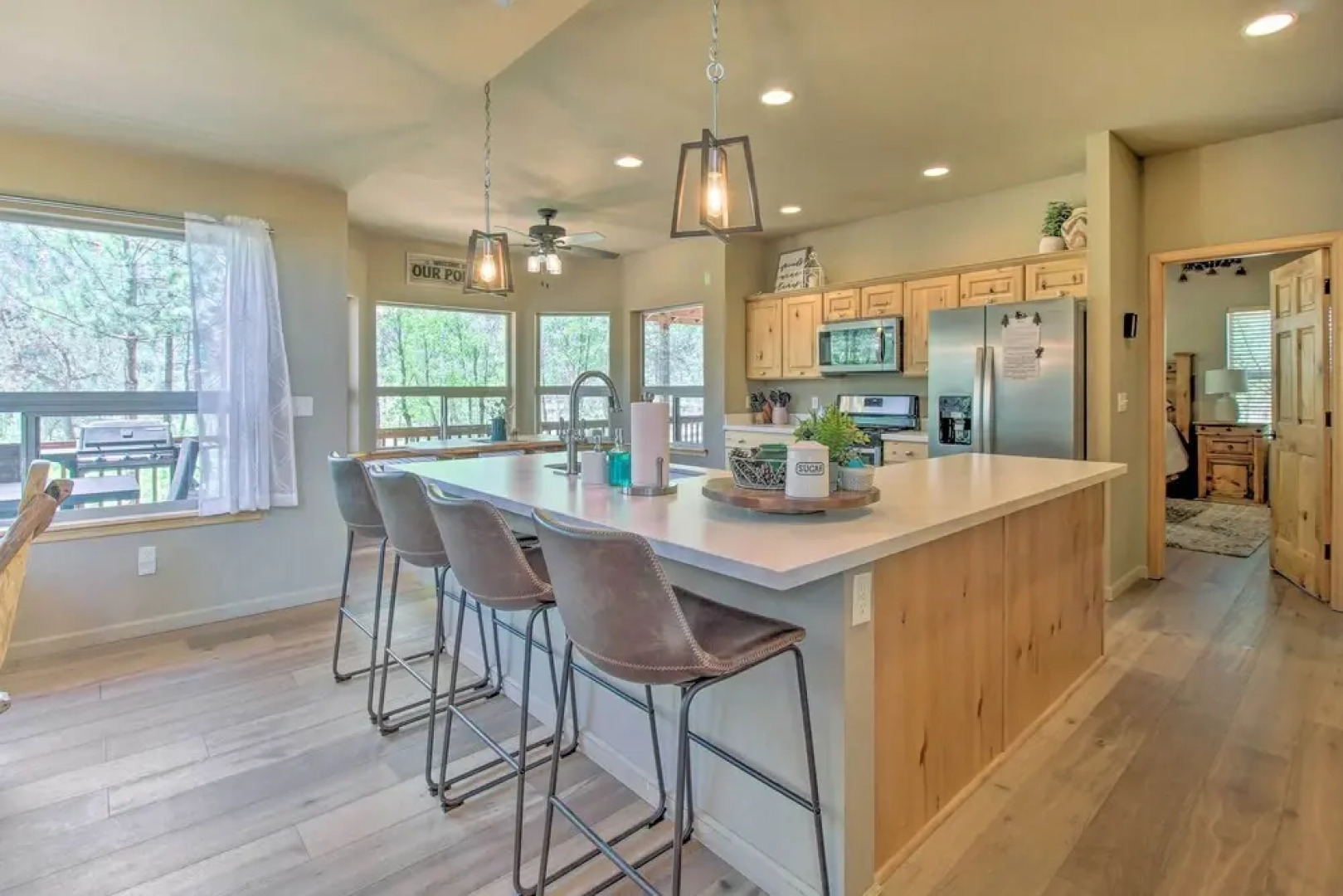 Deck, Grill & Fire Pit: Spacious Show Low Hideaway