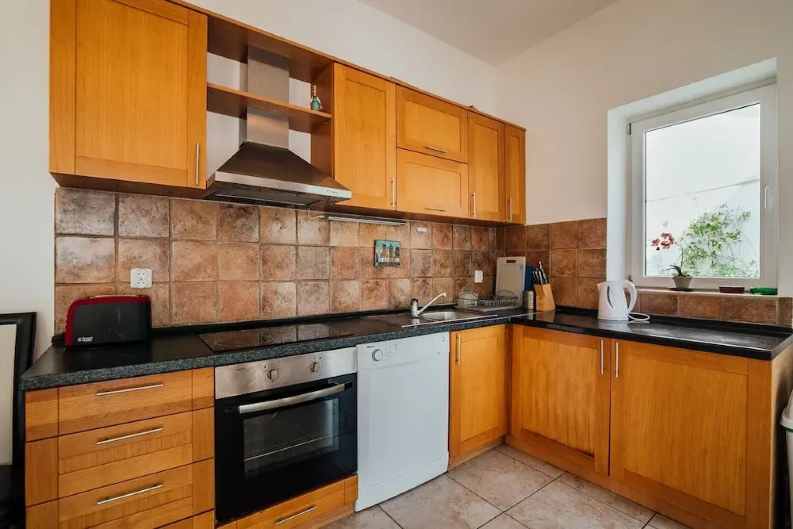 Spacious Family 4BR Seaside House, Fantastic Sea Views, 20 Meters to Beach