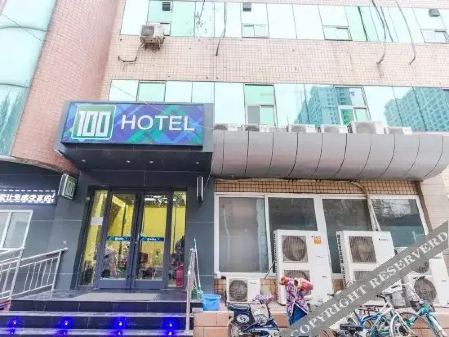 Yibai Hotel (Baihua Road store, west square, Baoding railway station)