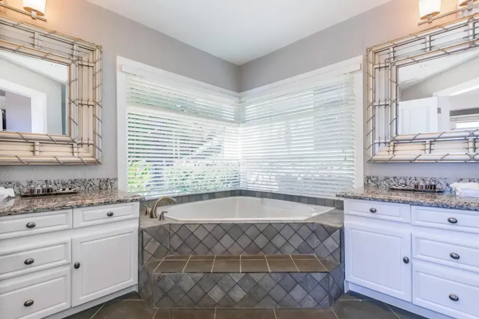 Luxury Flamingo home with ocean view sleeps 10 - walking distance from beach