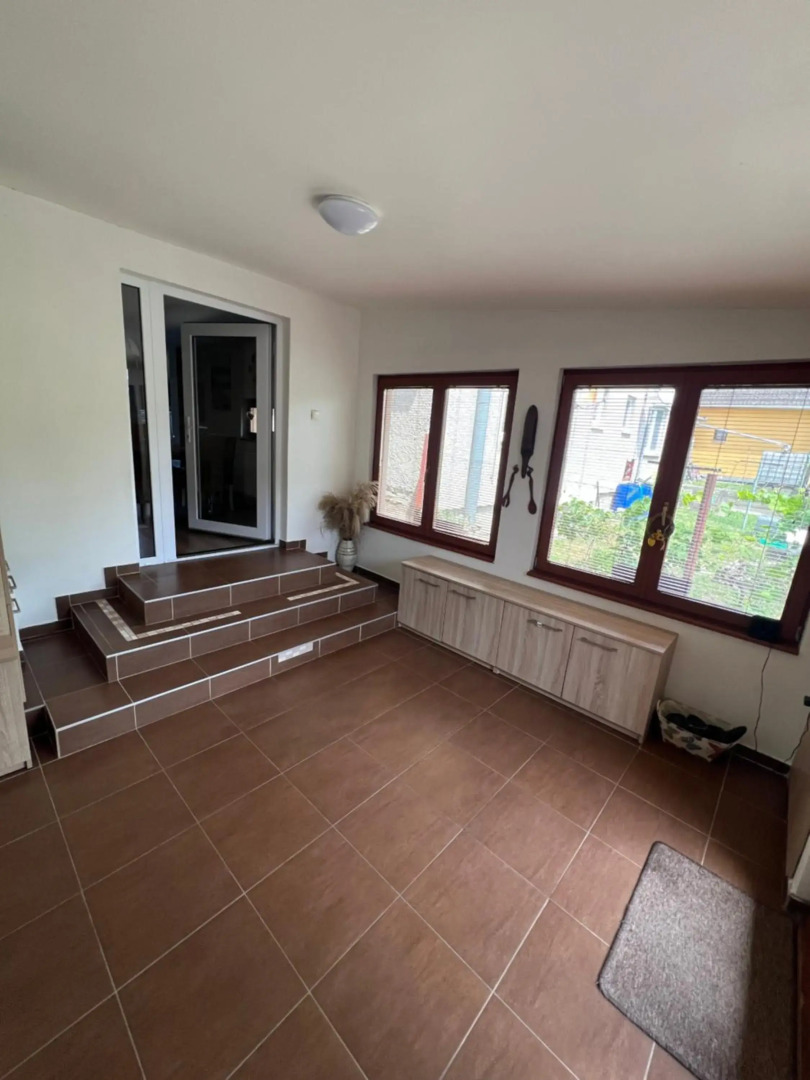 Priestranný dom v tichej časti mesta Levice.