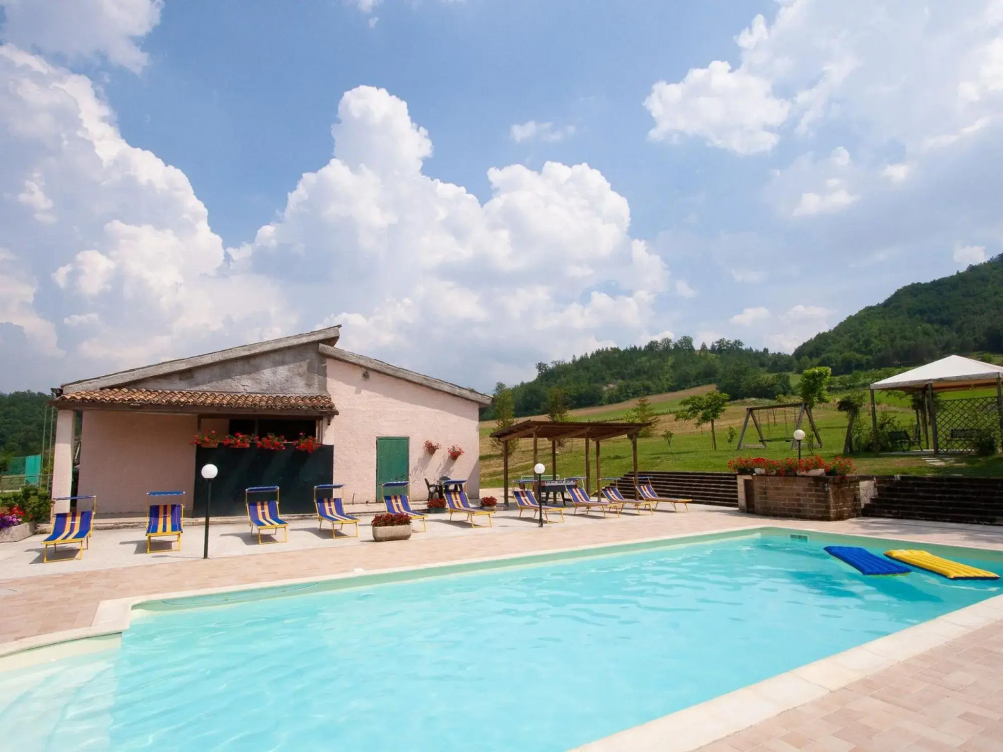 Attractive holiday home in Urbania with bubble bath