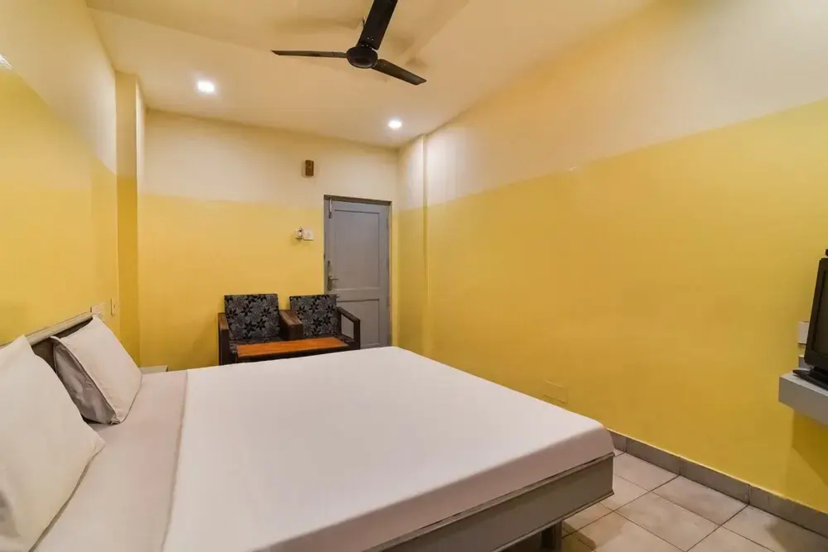 SPOT ON 41643 Karthik International