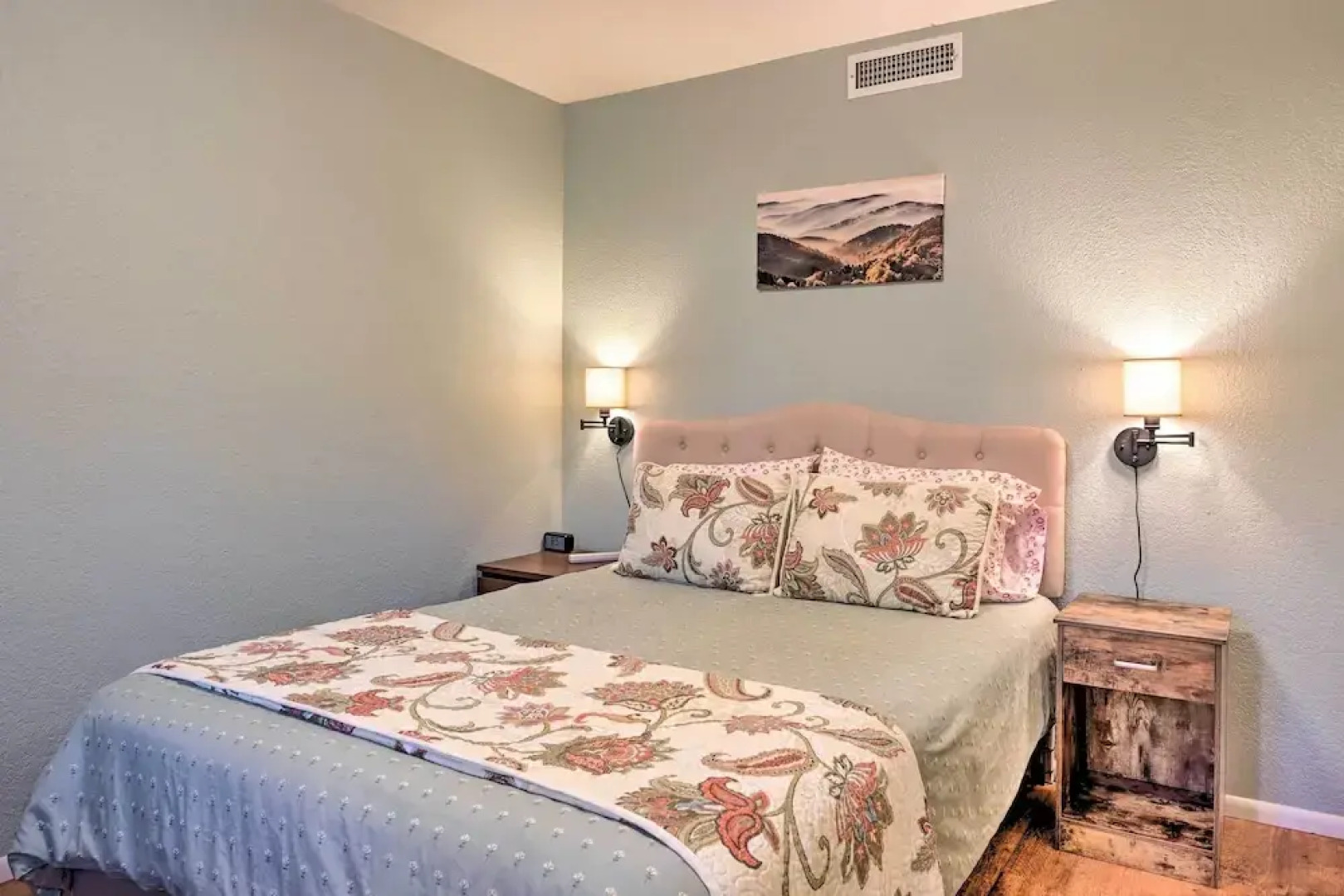 Flagstaff Retreat w/ Large Yard, Balcony & Views!