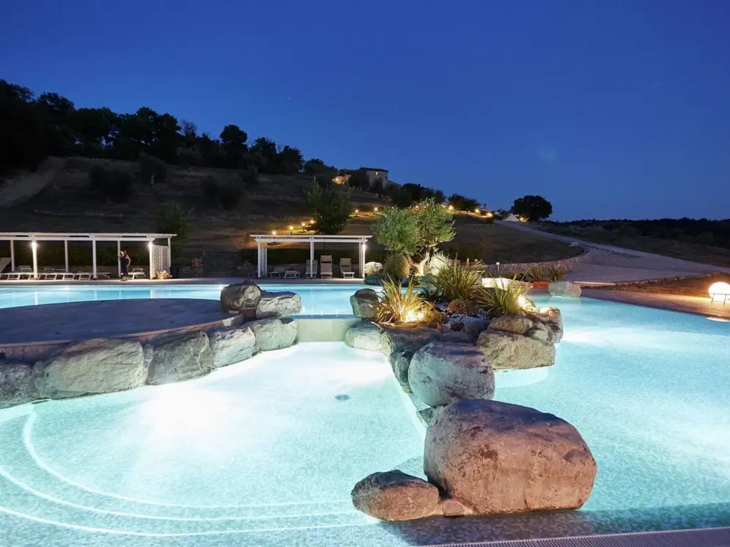 Attractive Apartment with Large Pool & Hot Tub