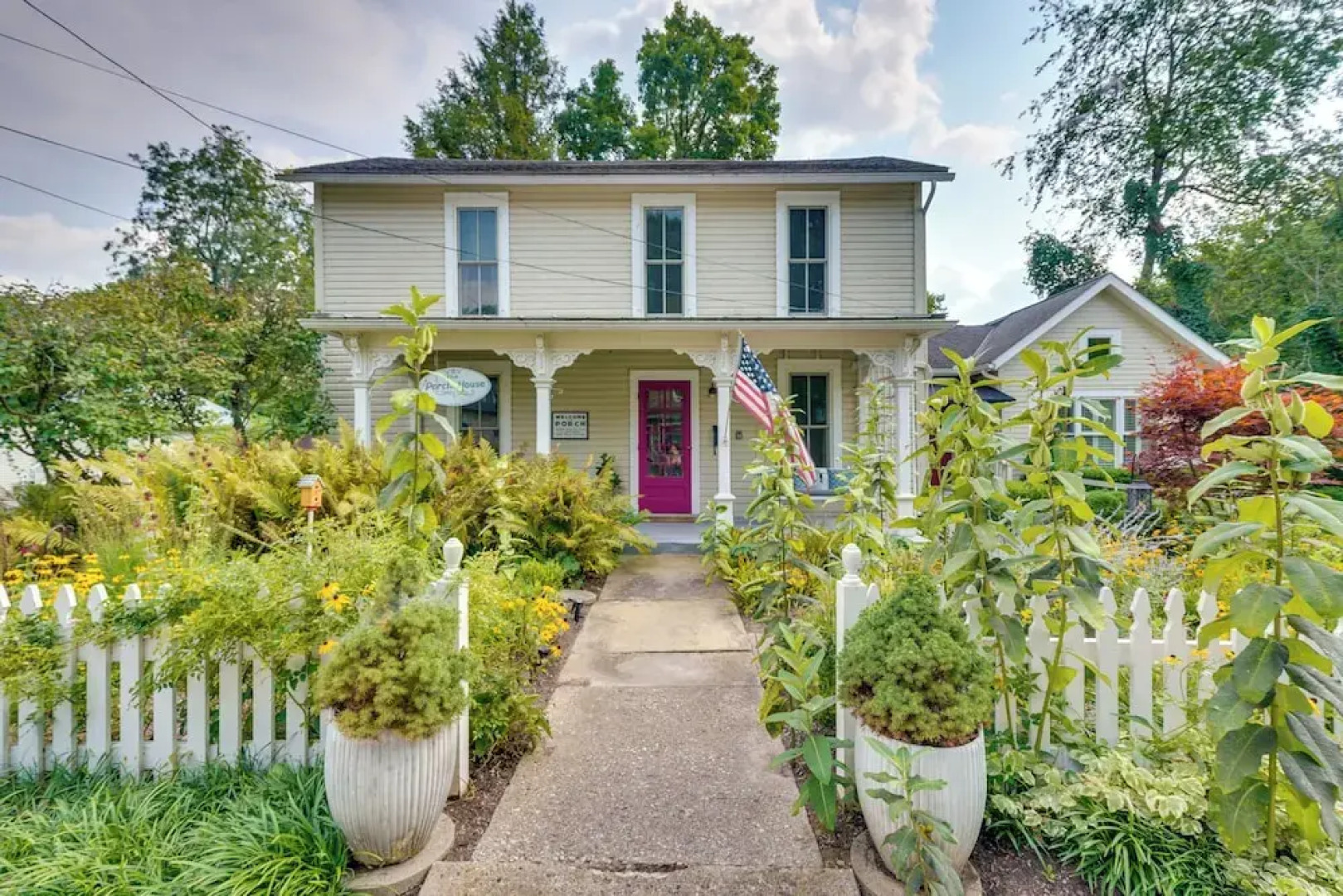 'the Porch House' Located in Historic Village