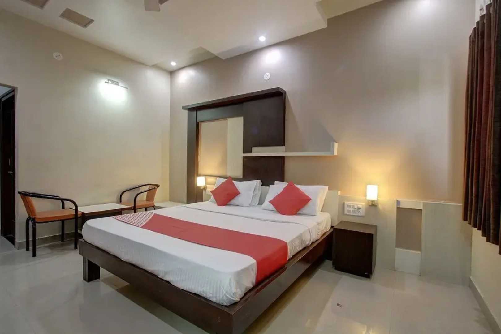 OYO 36620 Hotel Pleasant Stays