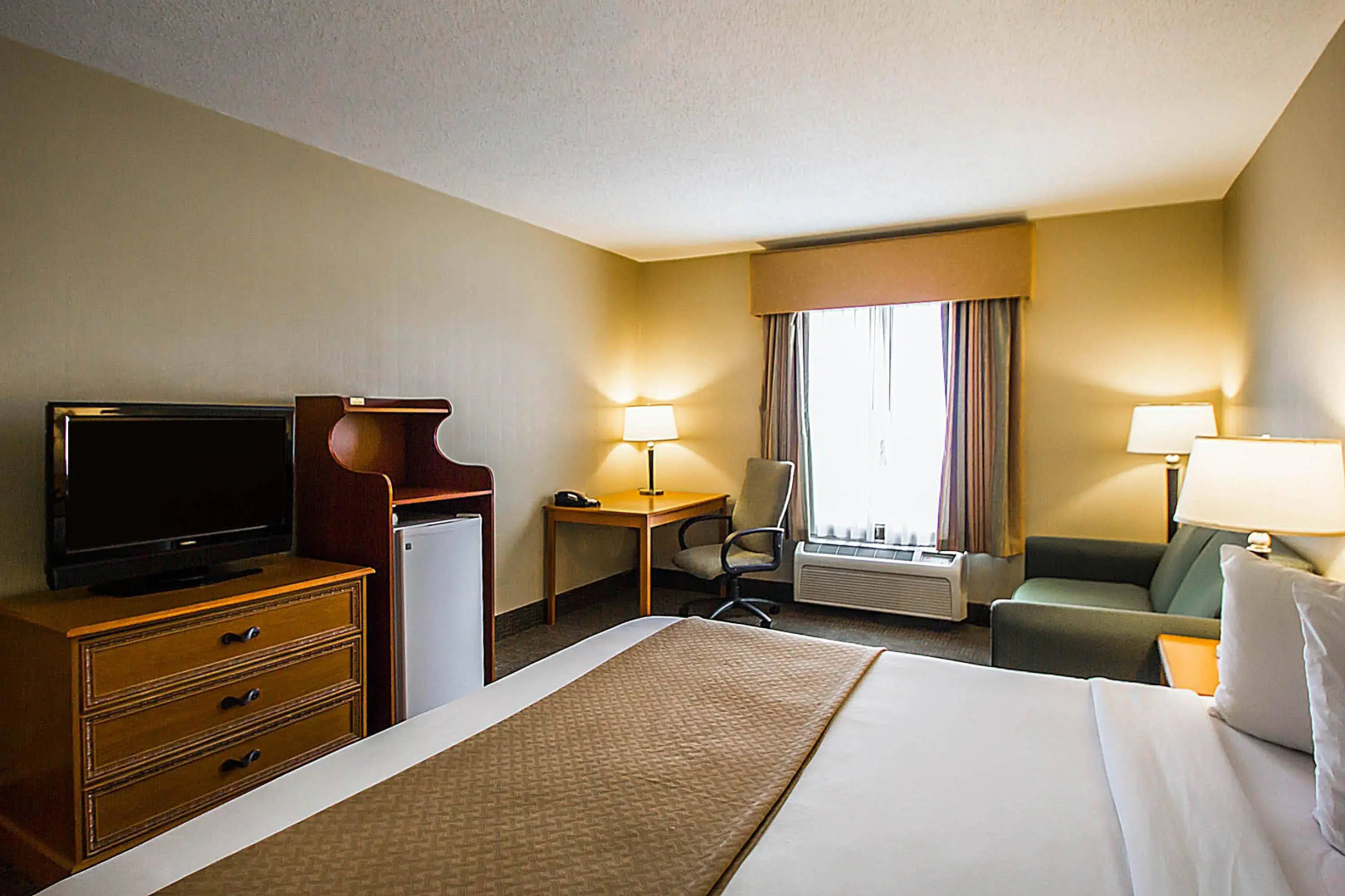 Quality Inn & Suites Fishkill South near I-84
