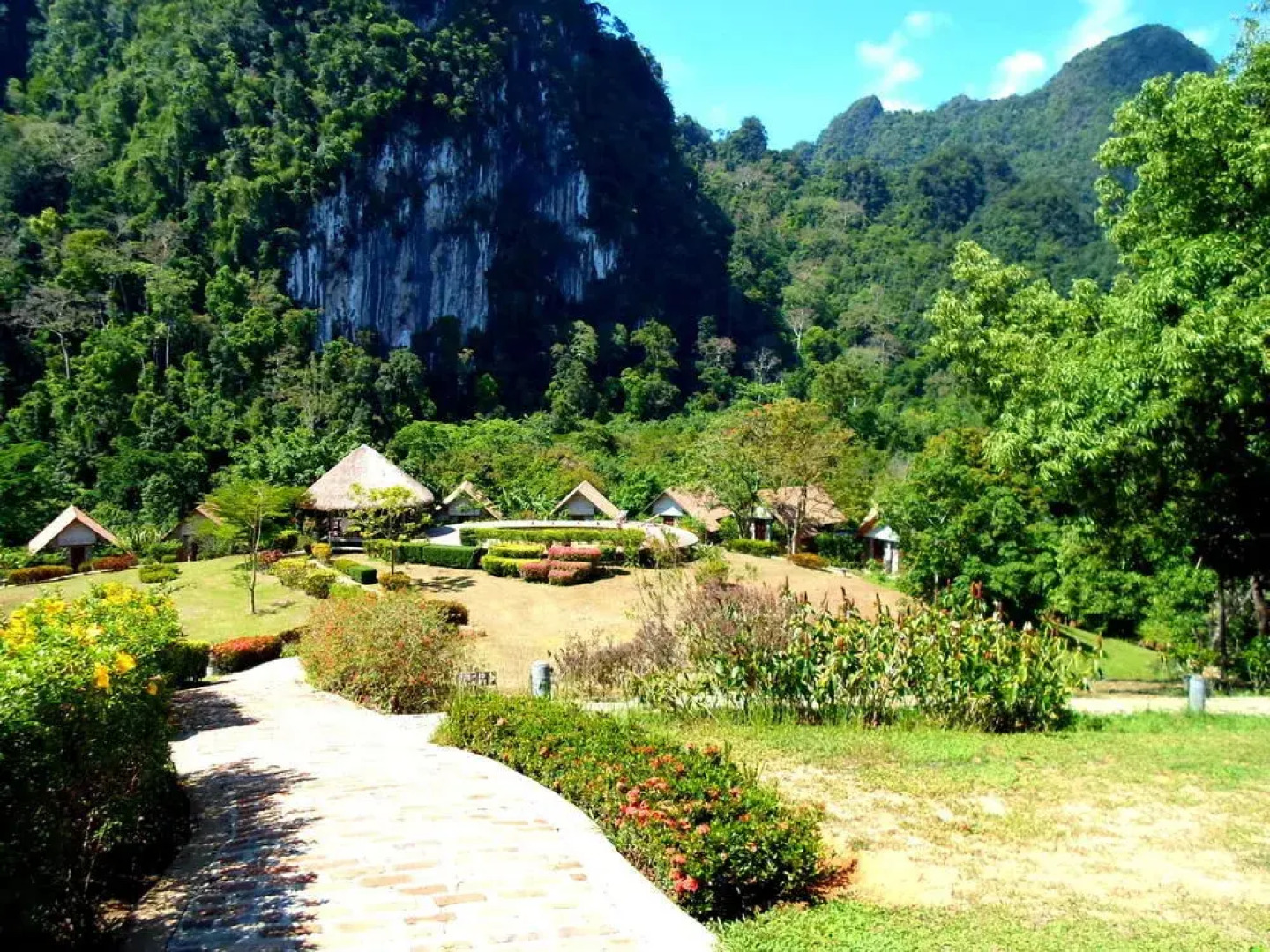 The Cliff and River Jungle Resort