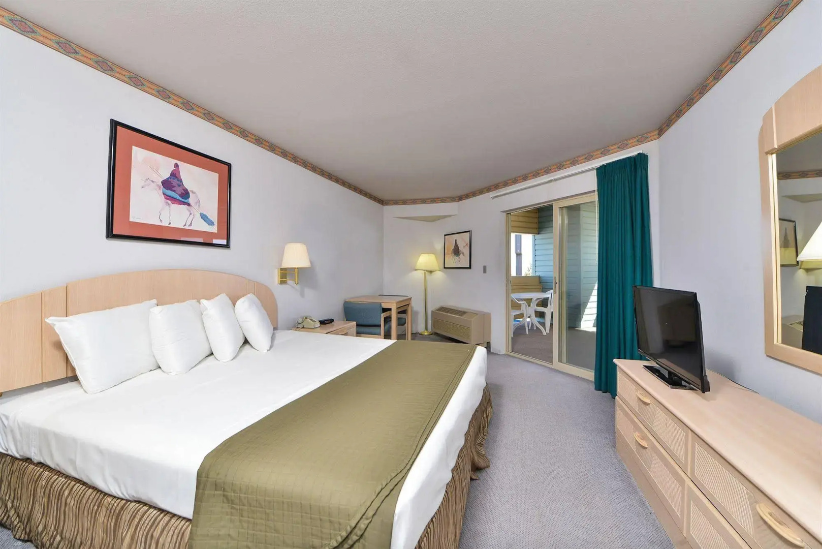 Econo Lodge Inn & Suites